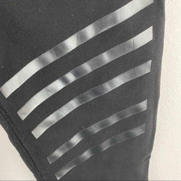 Alo • Crop Leggings - Picture 4 of 6